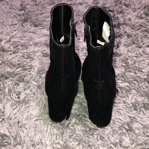 AMERICAN EAGLE OUTFITTERS VELVET BLACK BOOTIES - Picture 9 of 11